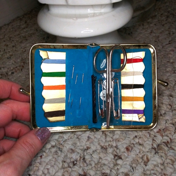 Vintage Patty Patch Emergency Patchwork Patterned Kiss-lock Closure Sewing Kit - Picture 4 of 8